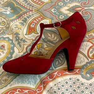 Qupid size 9-9.5 T-strap round toe suede kitten-heel vintage style pumps